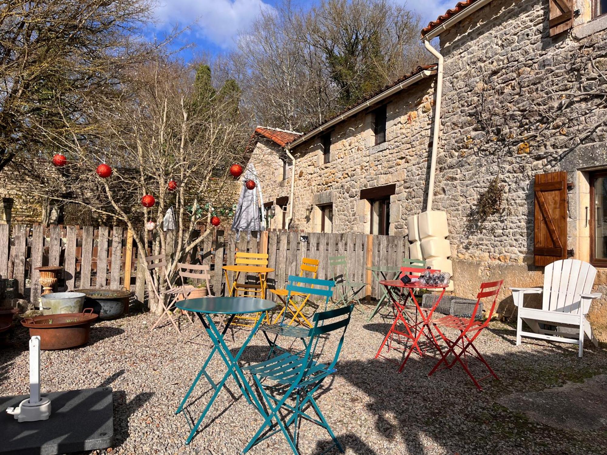 Le Plantier 1 Apartment Beaulieu-sur-Sonnette Bagian luar foto