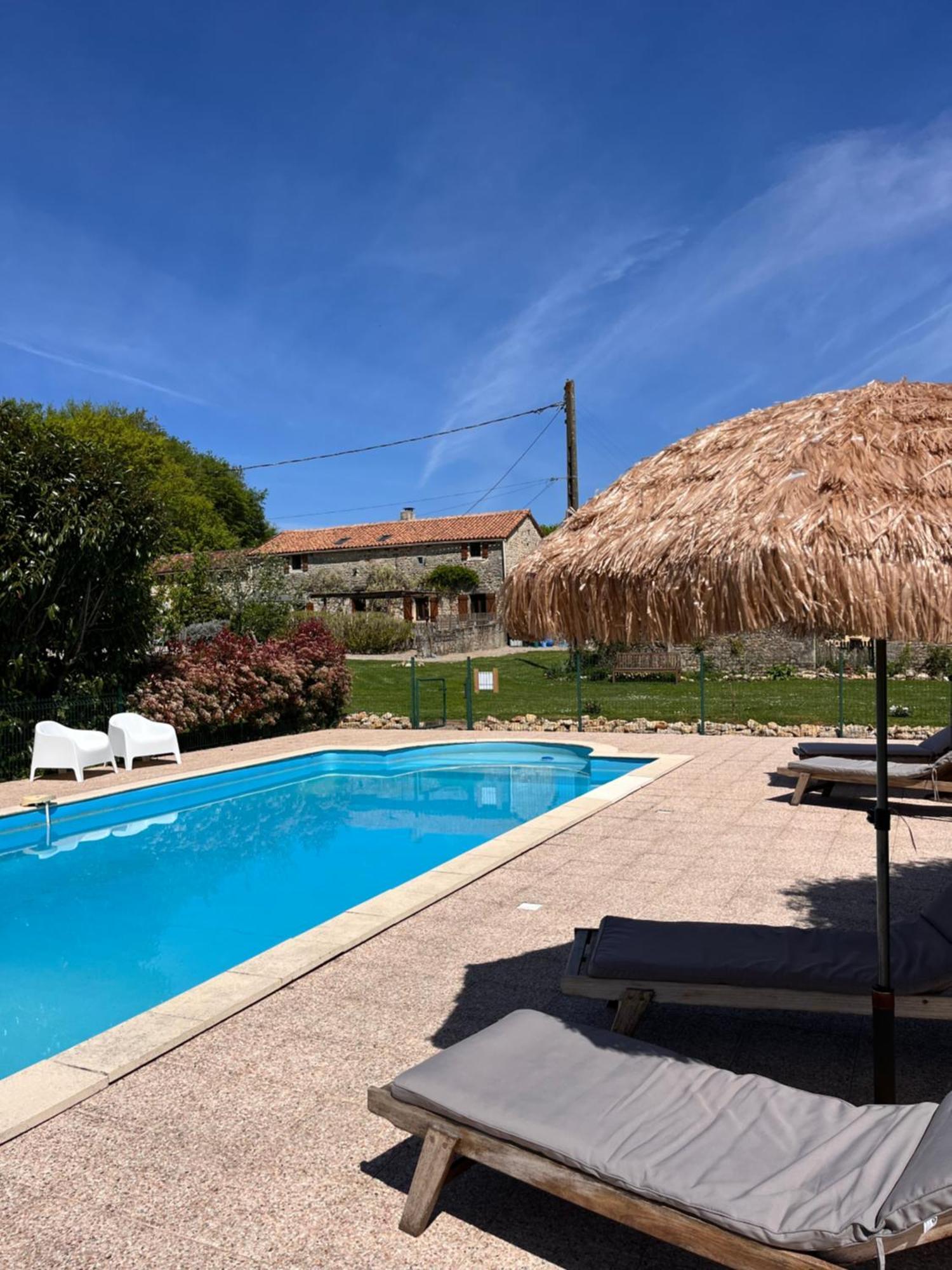 Le Plantier 1 Apartment Beaulieu-sur-Sonnette Bagian luar foto