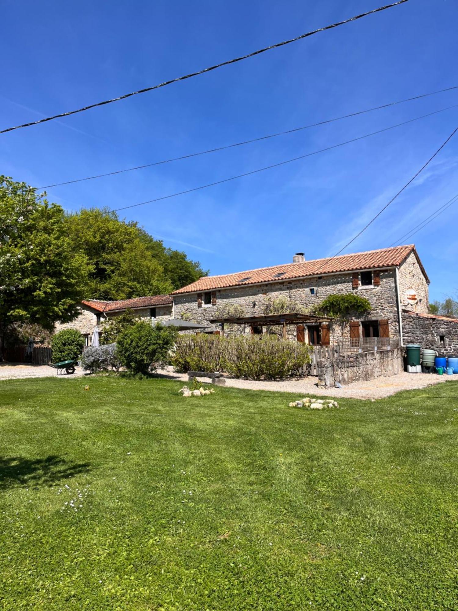 Le Plantier 1 Apartment Beaulieu-sur-Sonnette Bagian luar foto