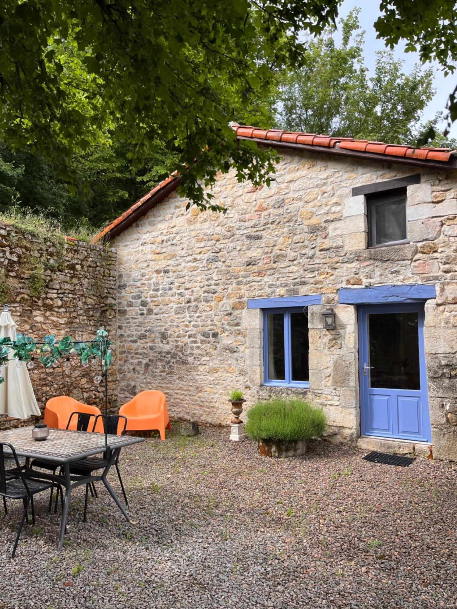 Le Plantier 1 Apartment Beaulieu-sur-Sonnette Bagian luar foto